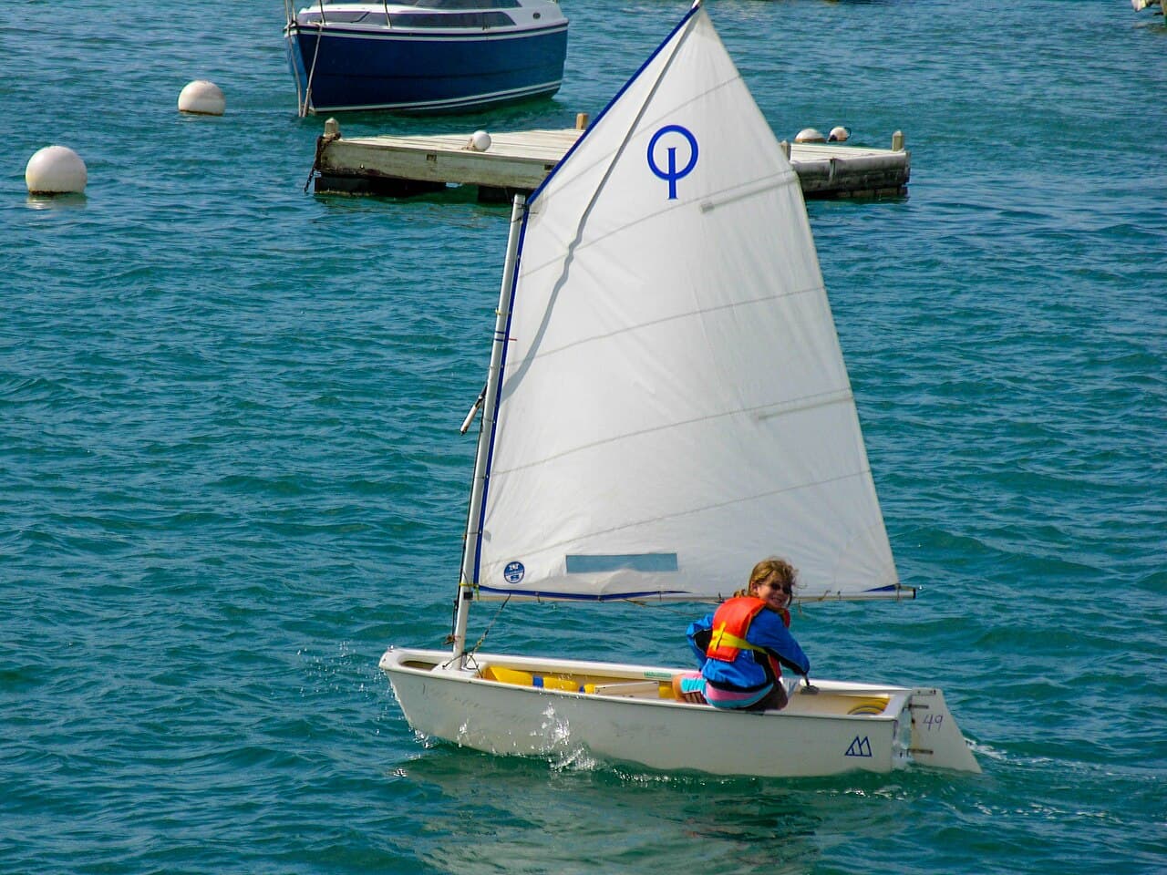 Girl Racing Dinghy - Bermuda